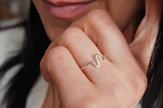 Dainty silver wave ring * Sterling silver ring * Minimalist jewellery * Heart ring
